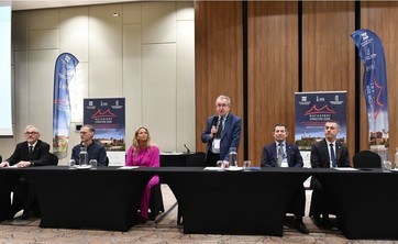 Prezydium podczas otwarcia konferencji,