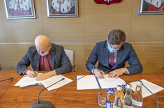 Umowę podpisują prof. J. Sęp i J. Pachana,