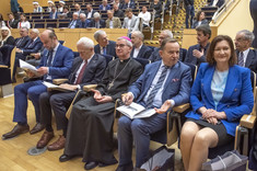 Od lewej: Konrad Fijołek, Andrzej Dec, bp Jan Wątroba, Władysław Ortyl, dr Ewa Leniart,